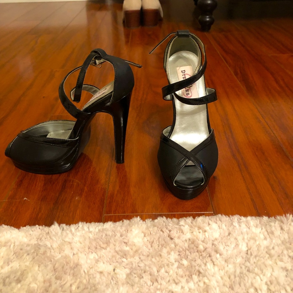 Women’s Size 4 Black 4inch Peep Toe Platform Heel With Criss Cross Ankle Strap!